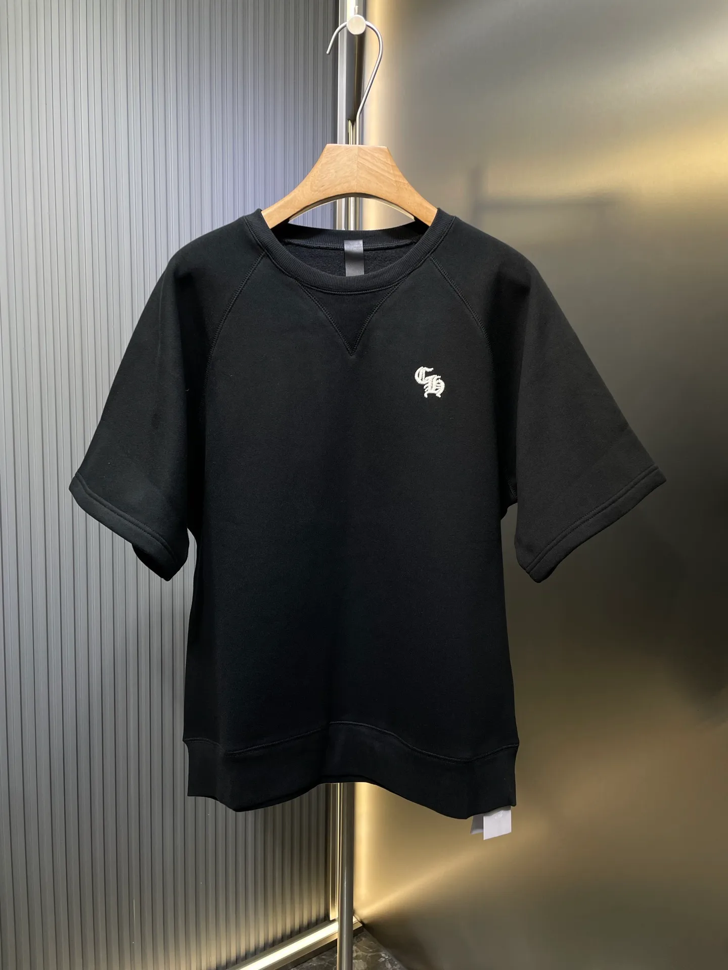 🅿️320 CH🌟【Top Replica】25 pullover embroidered short sweatshirt Original purchased for 6650 The development cost is extremely high The fabric is made of fleece fabric The usage is huge Imported embroidery machine is used for embroidery Customized lambskin leather label The back hardware is aged and silver-plated Size: s m l